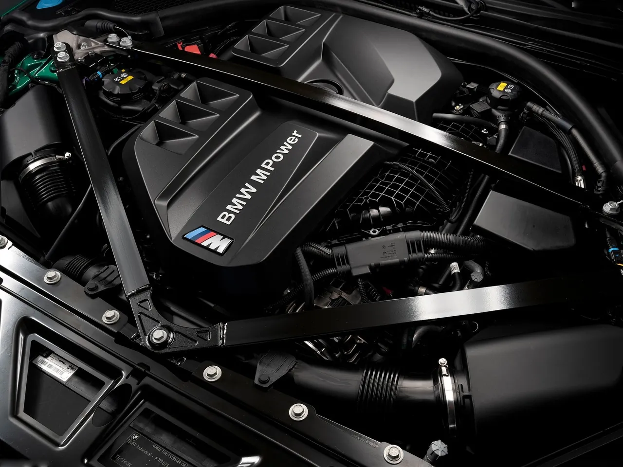 BMW M3 Sedan Competition (2021) – motorový prostor