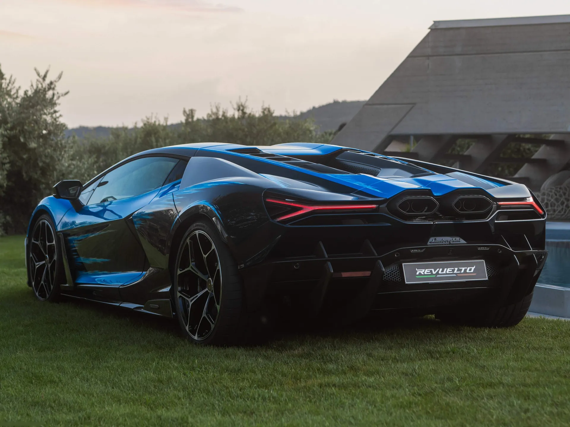 Lamborghini Revuelto Opera Unica (2024) – zadní tříčtvrteční pohled