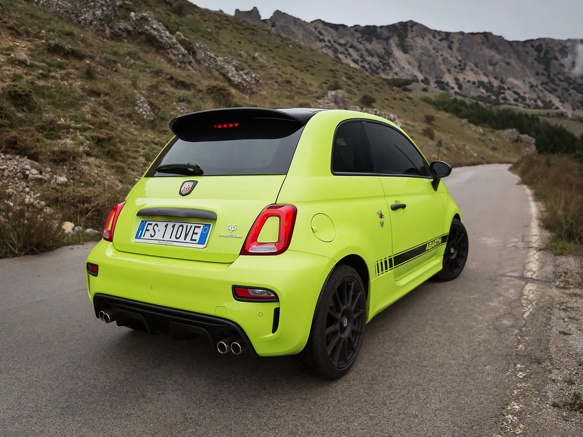Fiat 595 Abarth (2019) – zadní tříčtvrteční pohled