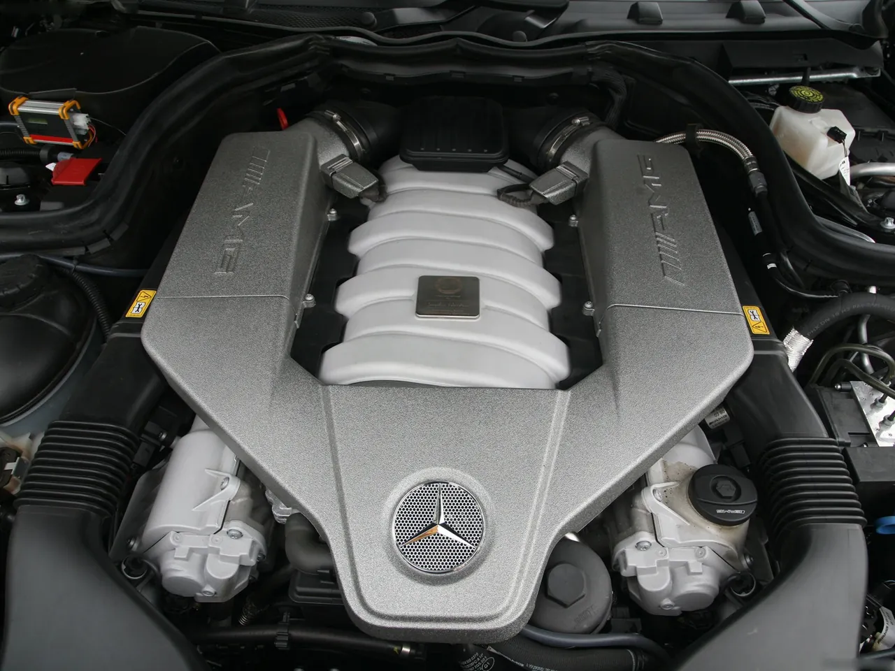 Edo Mercedes-Benz C63 AMG (2009) – motorový prostor