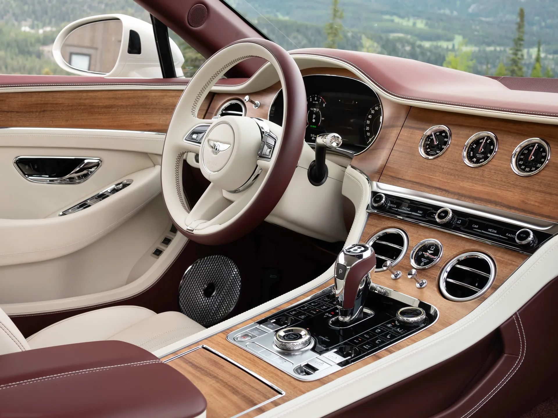 Bentley Continental GTC (2025) – interiér