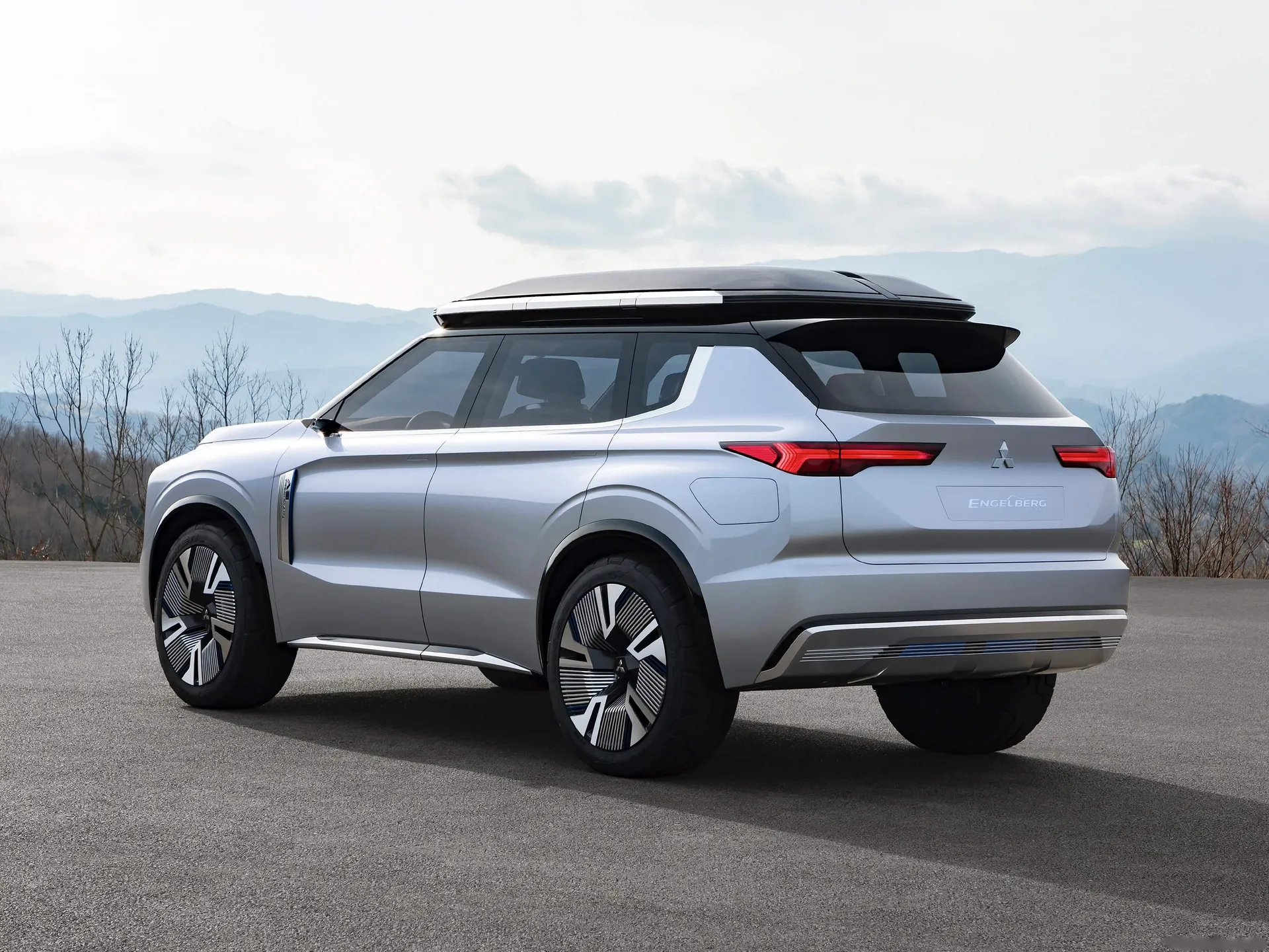 Mitsubishi Engelberg Tourer Concept (2019) – zadní tříčtvrteční pohled