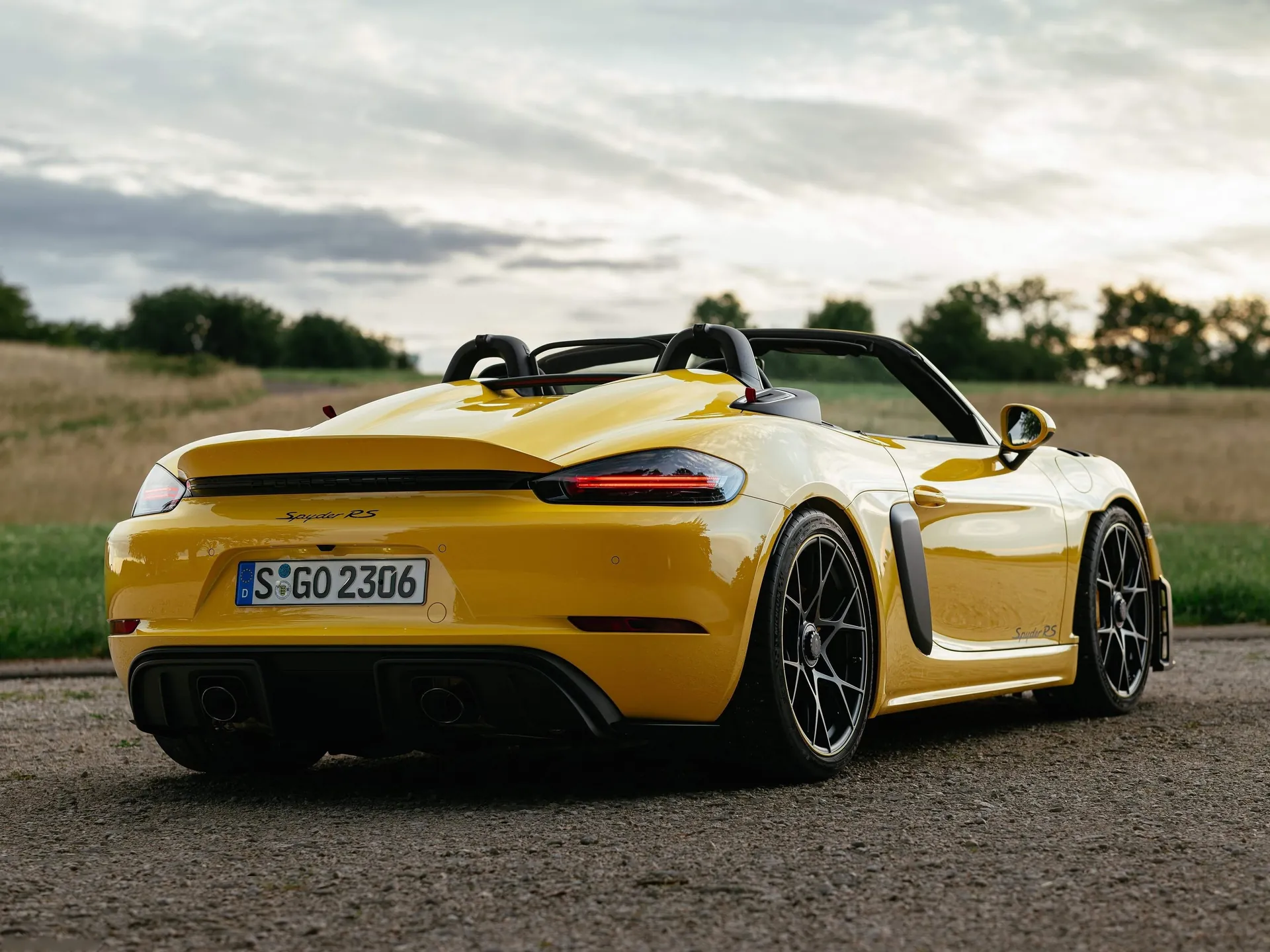 Porsche 718 Spyder RS Racing Yellow (2024) – zadní tříčtvrteční pohled