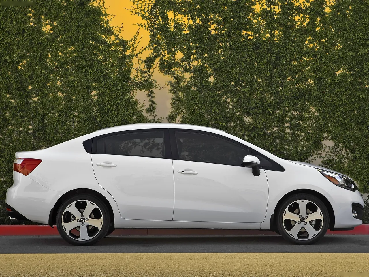 Kia Rio Sedan (2012) – boční profil