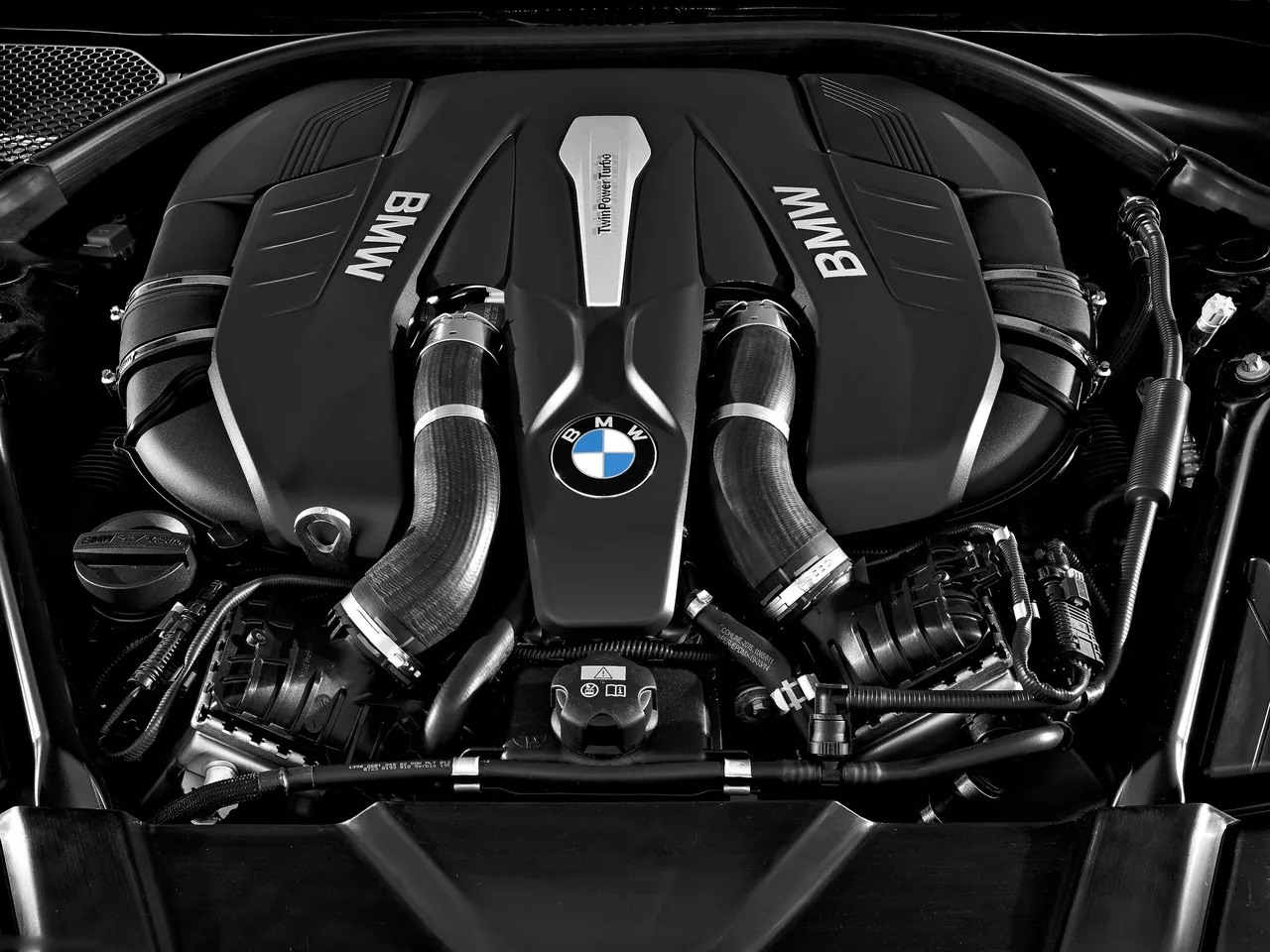 BMW 7-Series (2016) – motorový prostor