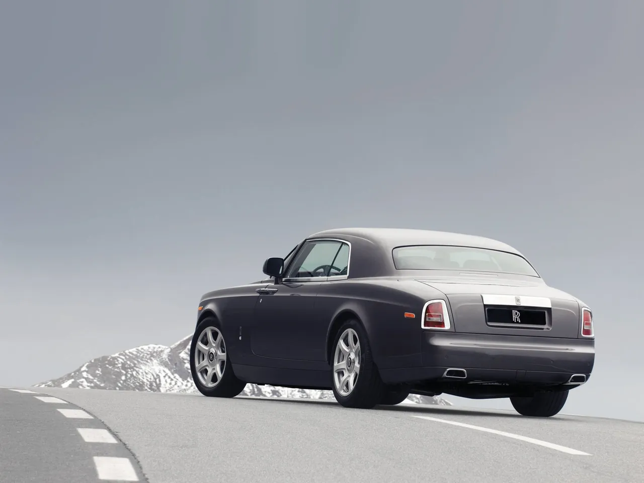 Rolls-Royce Phantom Coupe (2009) – zadní tříčtvrteční pohled