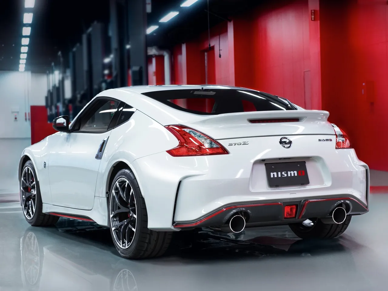Nissan 370Z Nismo (2015) – zadní tříčtvrteční pohled