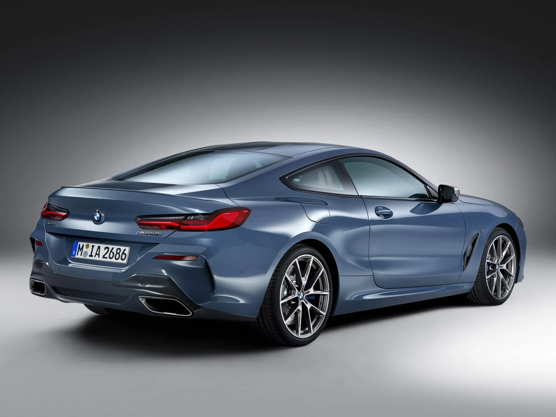 BMW 8-Series Coupe (2019) – zadní tříčtvrteční pohled