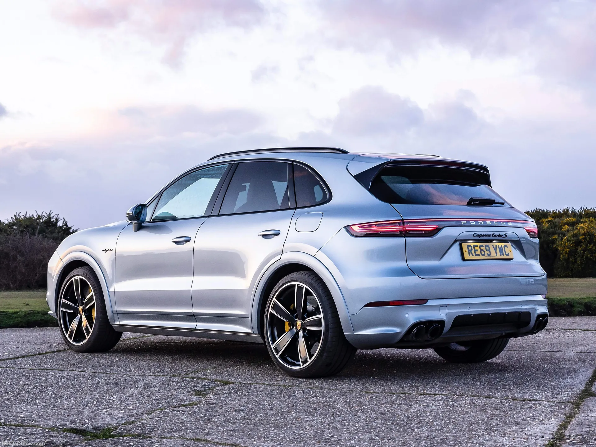 Porsche Cayenne Turbo S E-Hybrid (2020) – zadní tříčtvrteční pohled