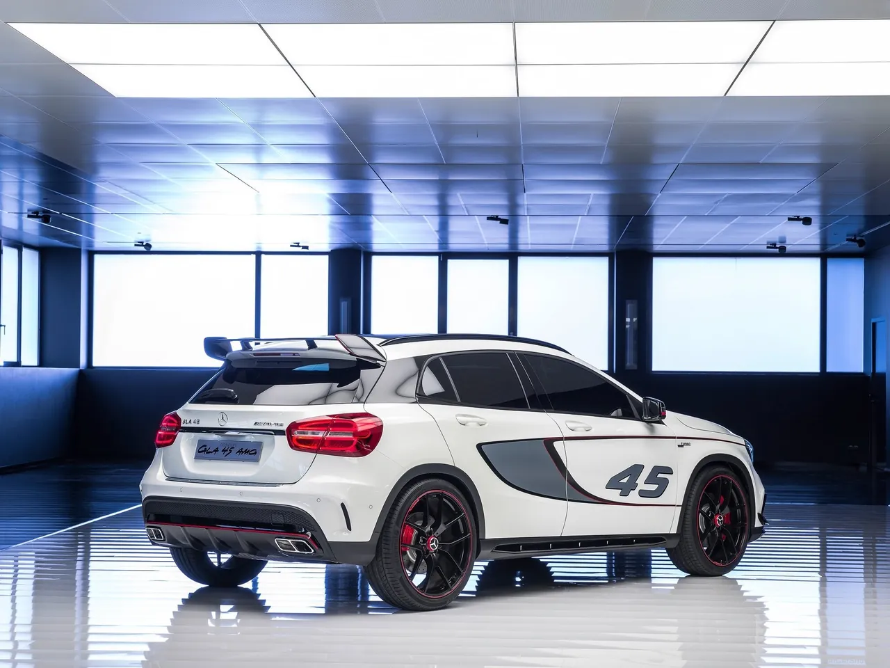 Mercedes-Benz GLA45 AMG Concept (2013) – zadní tříčtvrteční pohled