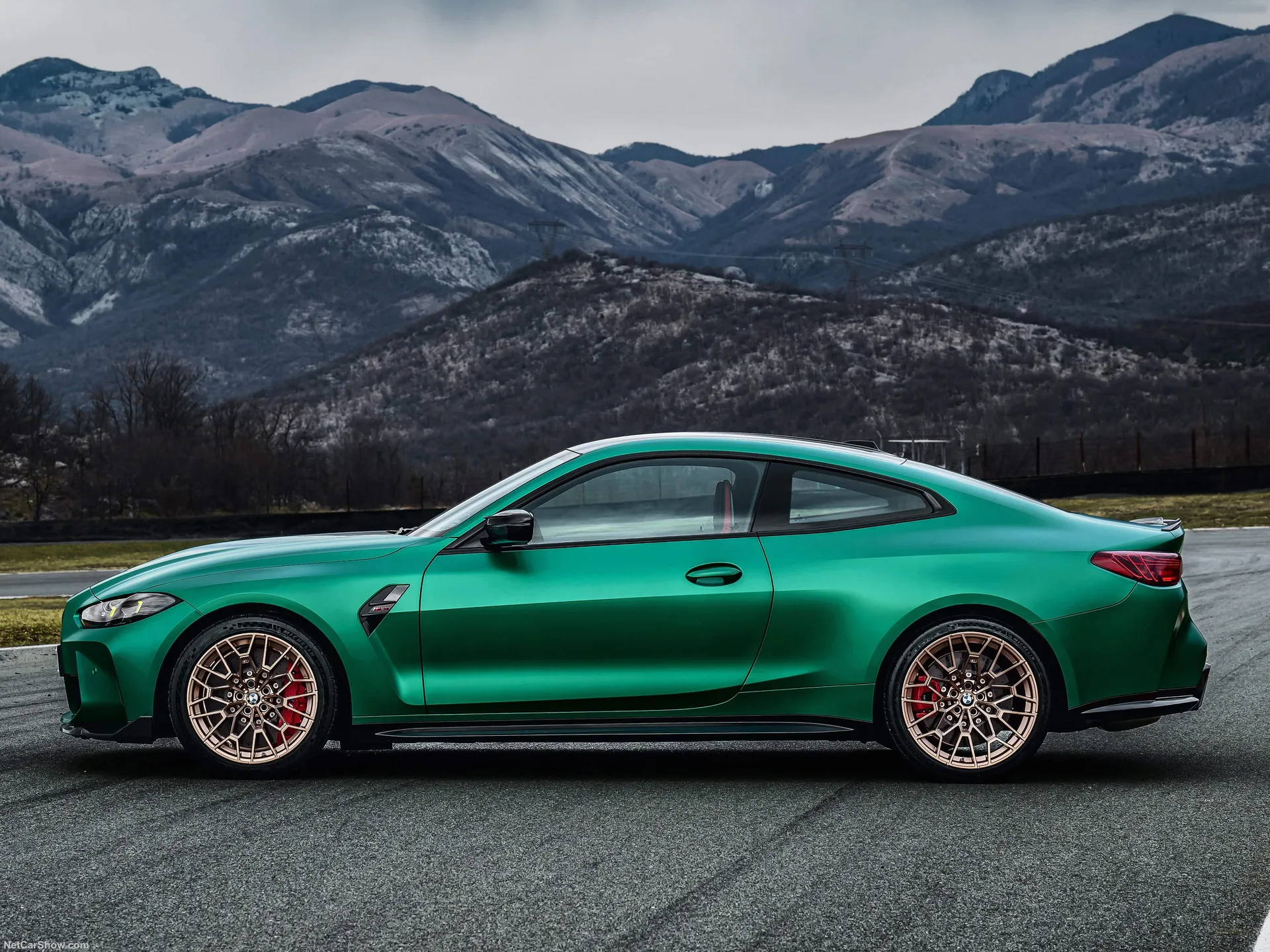 BMW M4 CS (2025) – boční profil