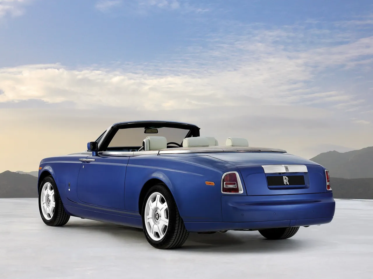 Rolls-Royce Phantom Drophead Coupe (2008) – zadní tříčtvrteční pohled