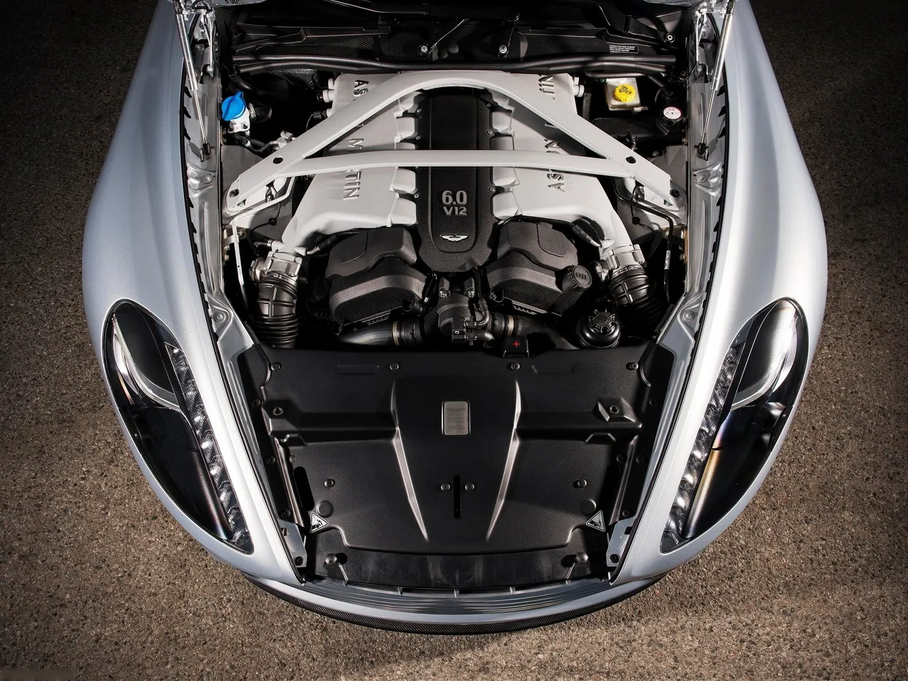 Aston Martin DB9 (2013) – motorový prostor