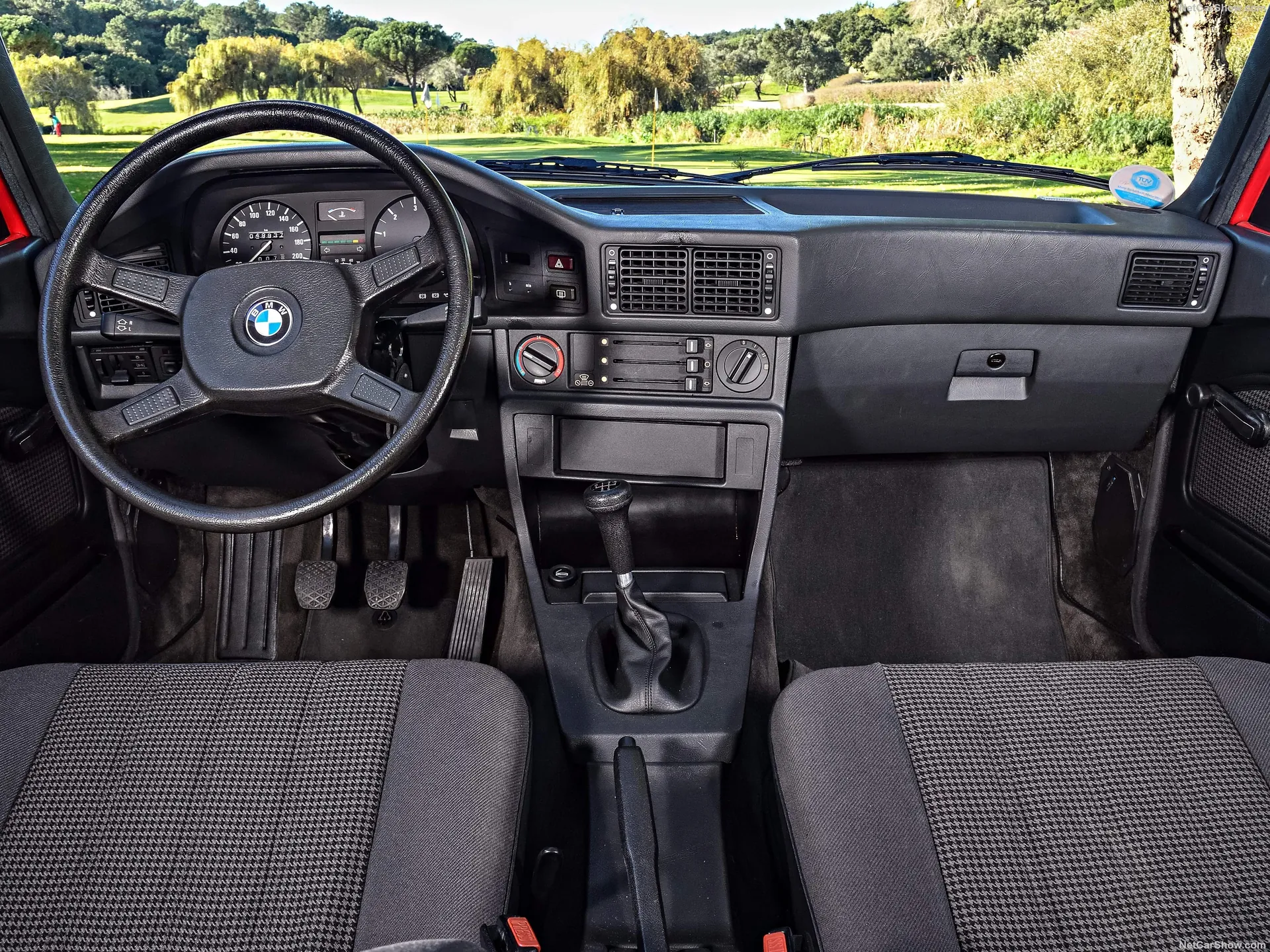 BMW 5-Series (1983) – interiér