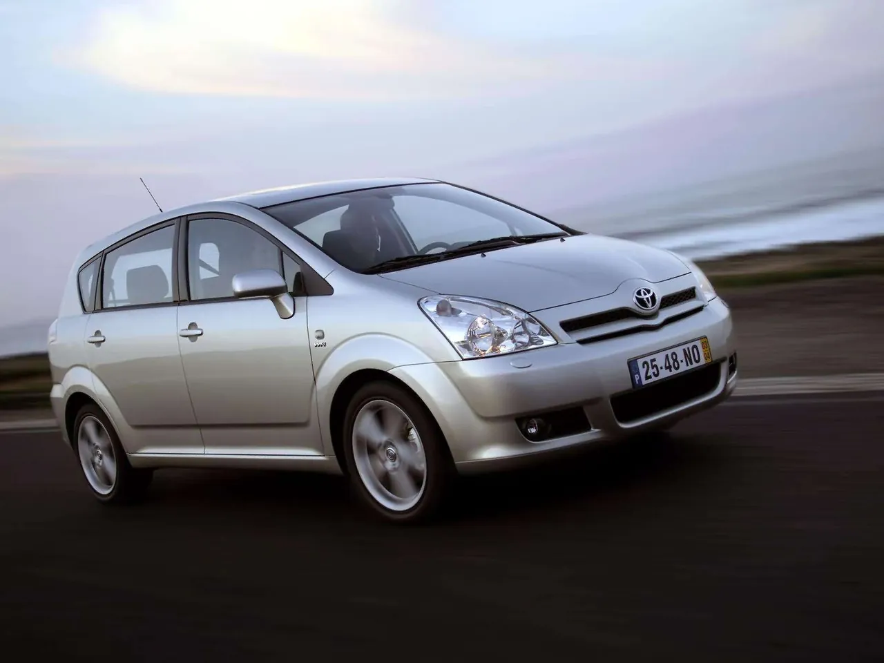 Toyota Corolla Verso VVTi (2004)