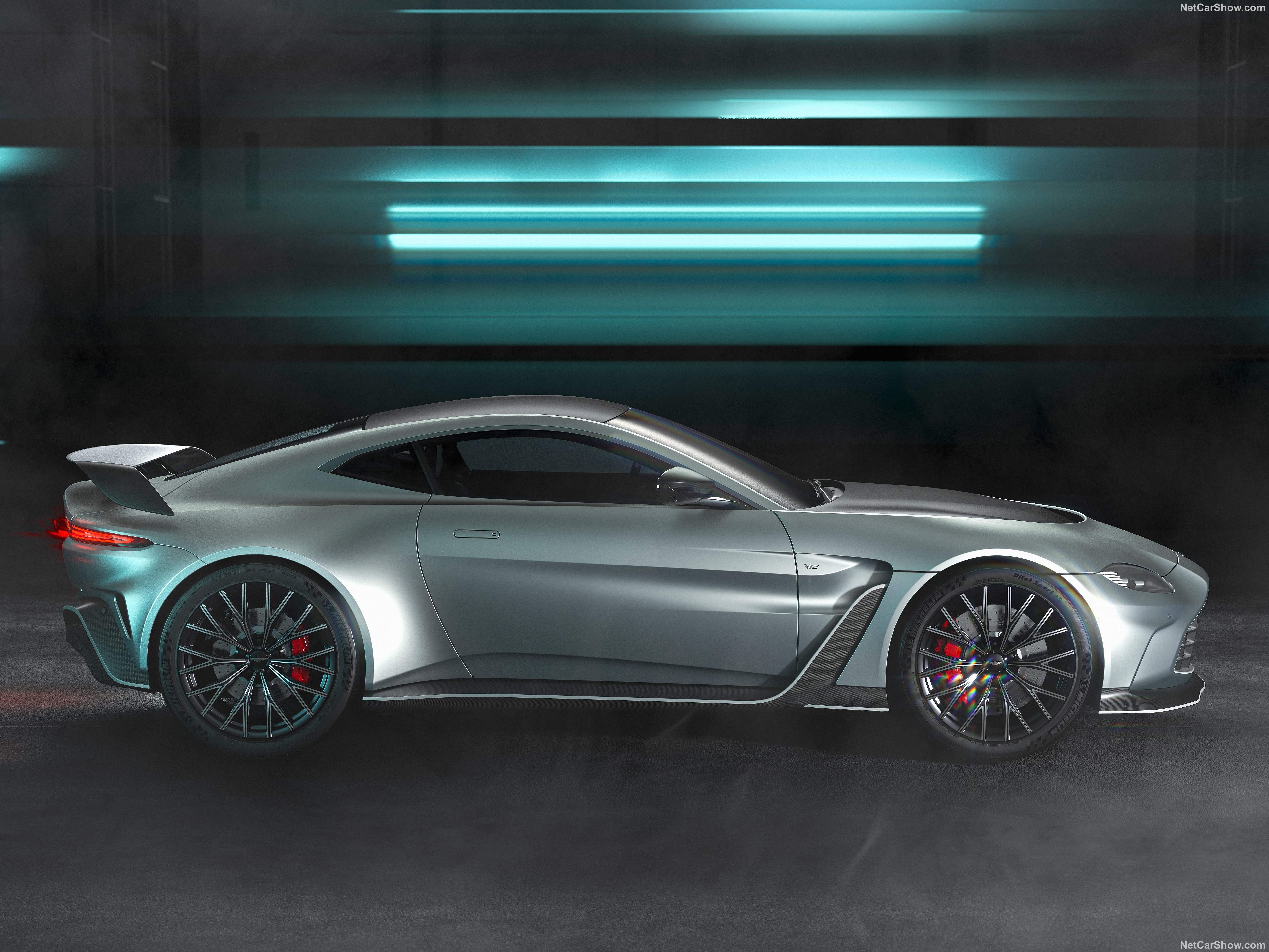 Aston Martin V12 Vantage (2023) – boční profil
