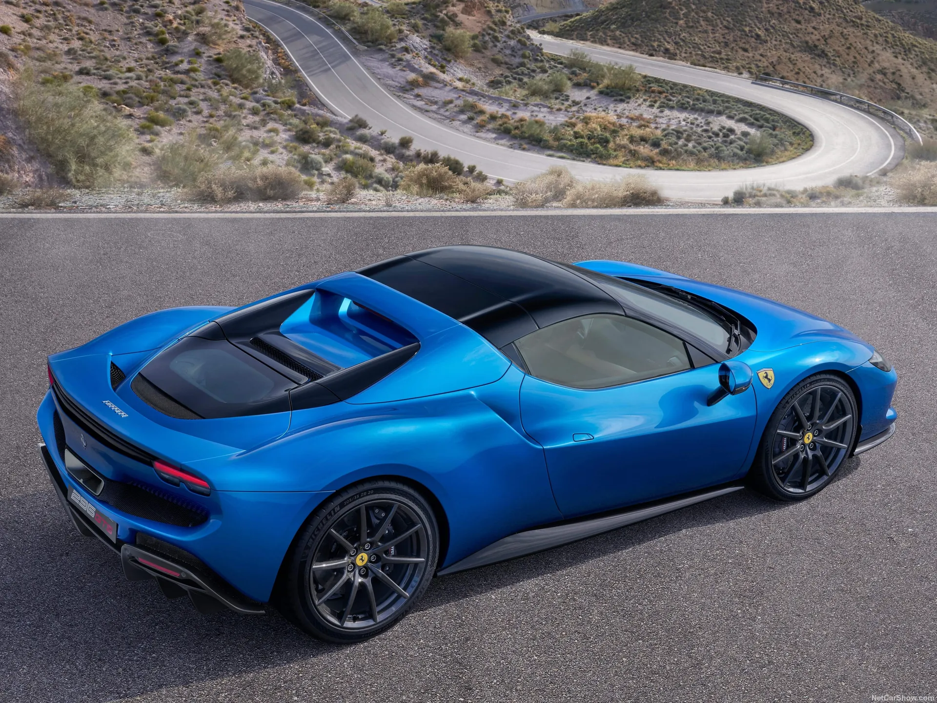 Ferrari 296 GTS (2023) – zadní tříčtvrteční pohled