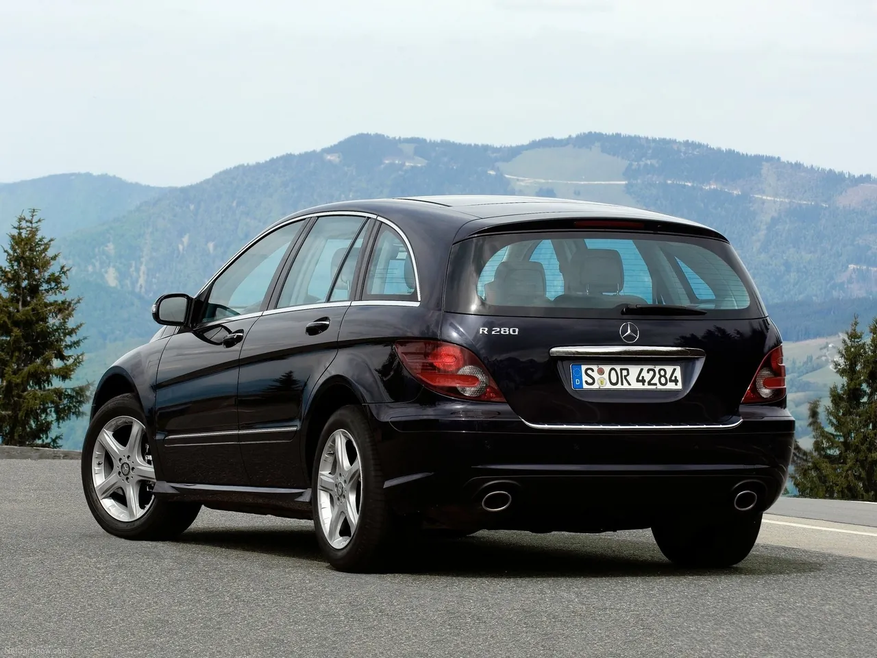 Mercedes-Benz R-Class (2008) - Rear Three-Quarter