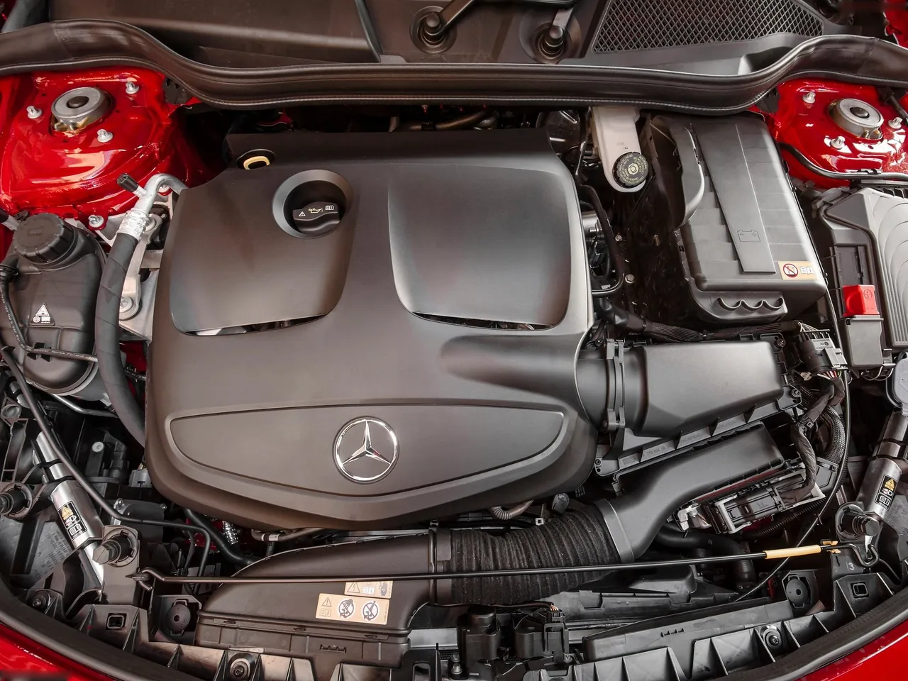 Mercedes-Benz CLA250 (2014) – motorový prostor
