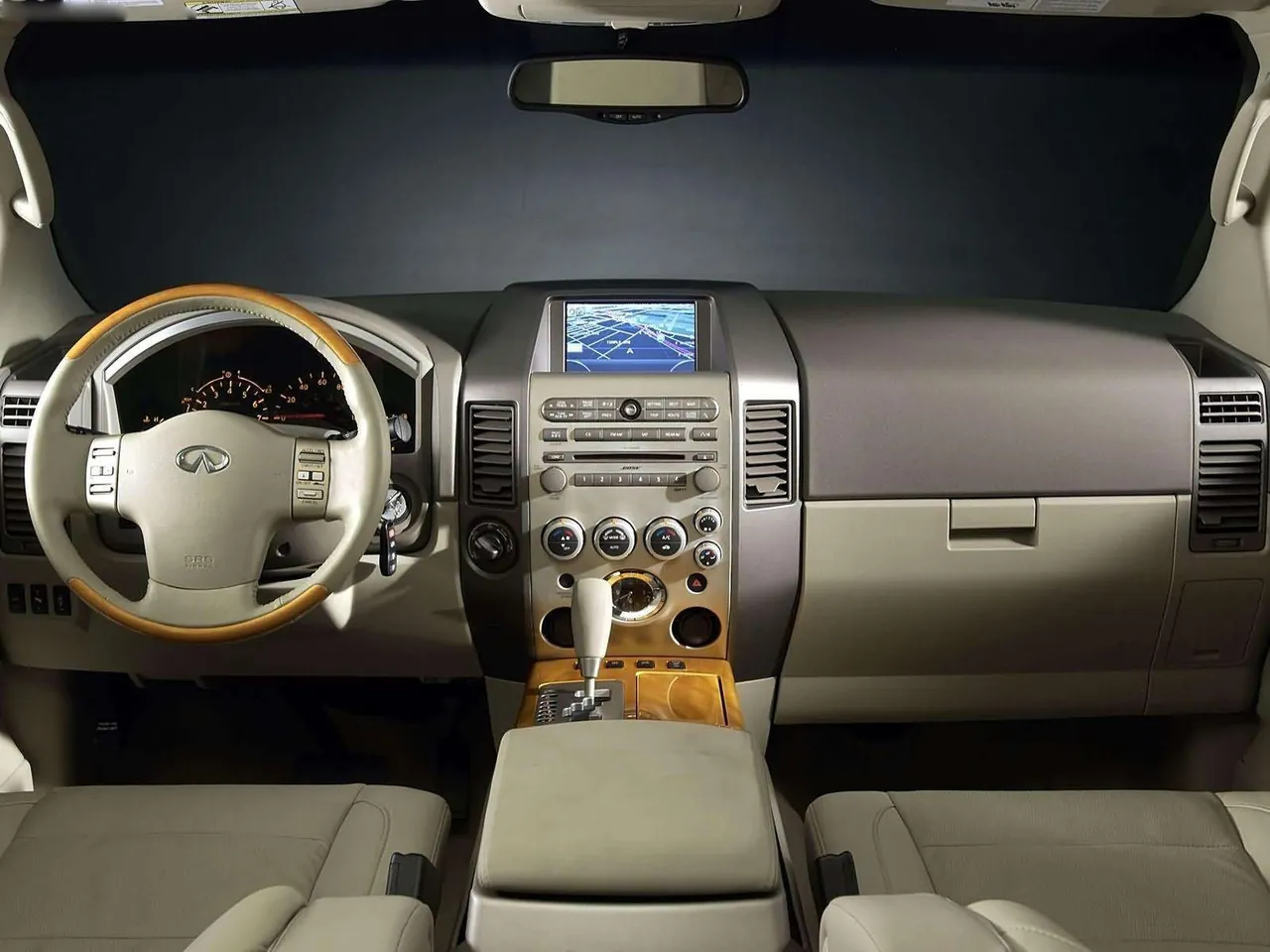 Infiniti QX56 (2004) – interiér