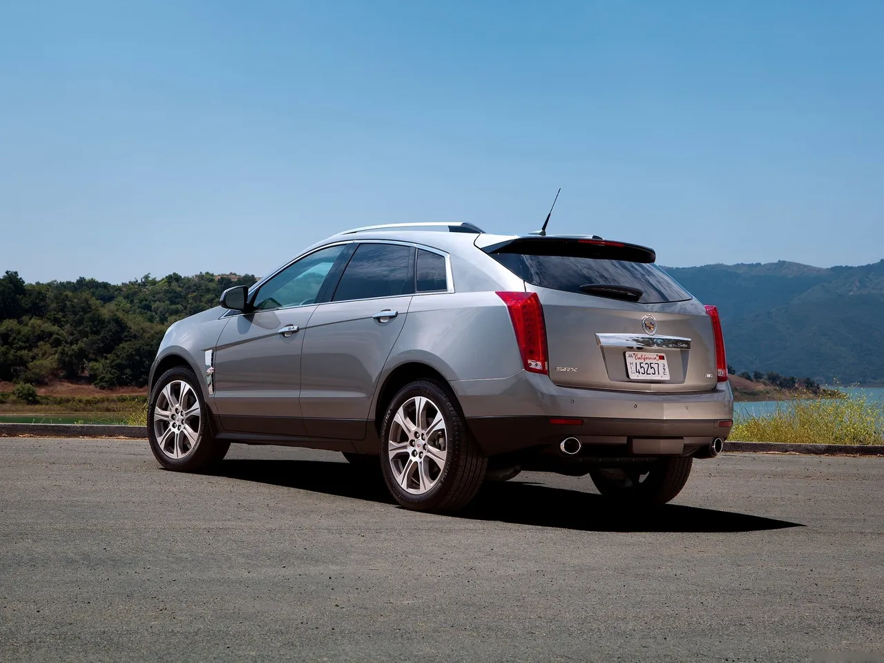 Cadillac SRX (2012) – zadní tříčtvrteční pohled