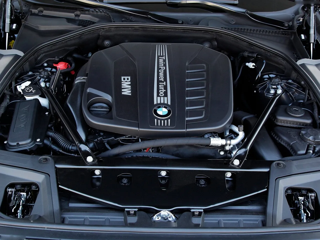 BMW 5-Series Touring (2014) – motorový prostor