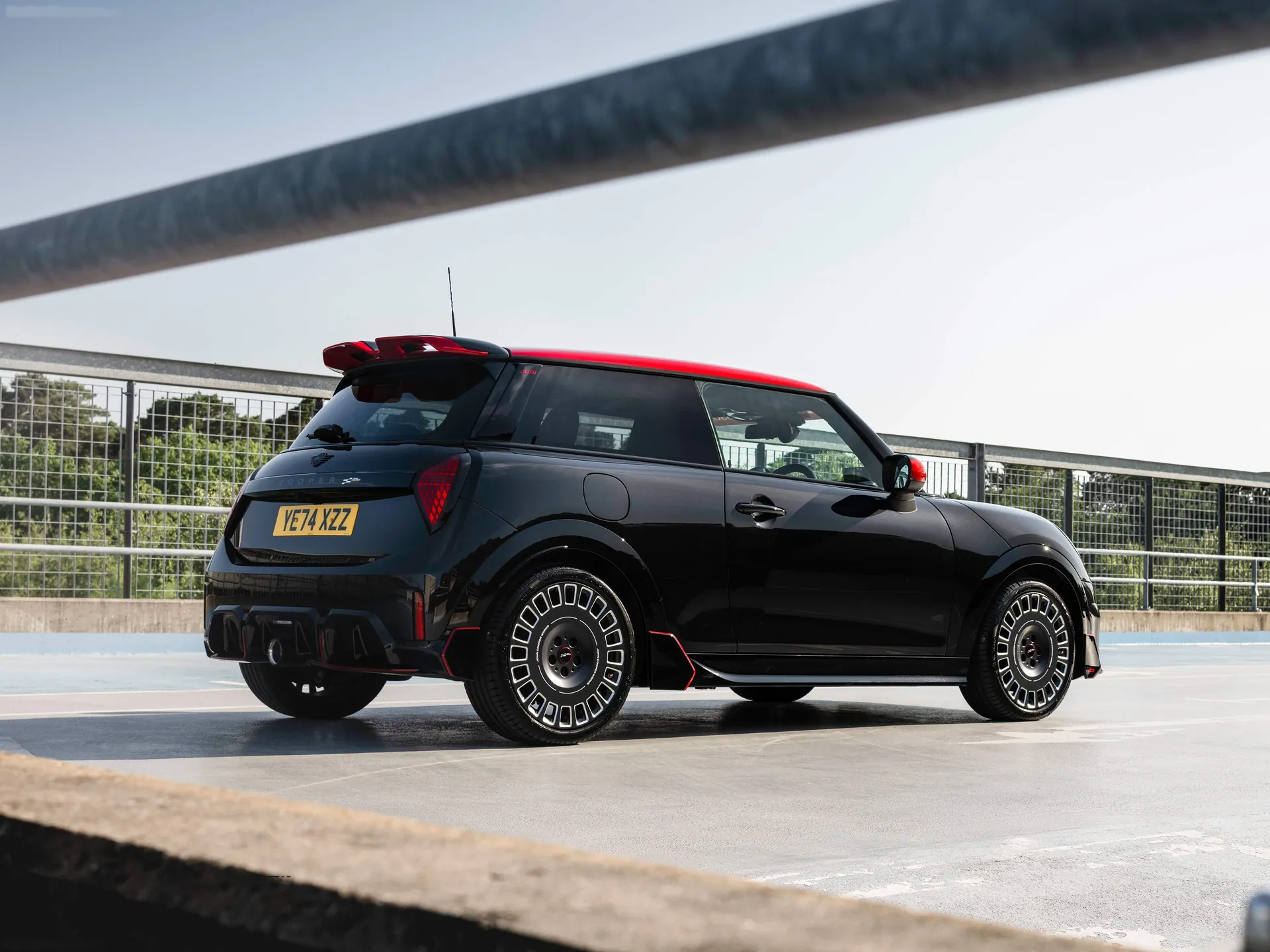 Mini John Cooper Works Accessories (2025) – zadní tříčtvrteční pohled