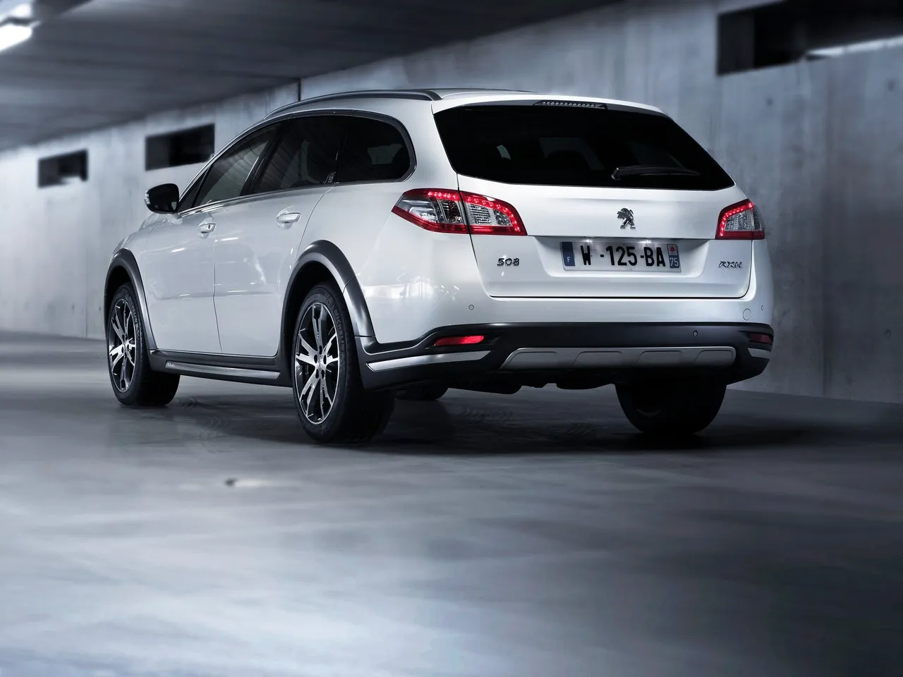 Peugeot 508 RXH (2013) – zadní tříčtvrteční pohled