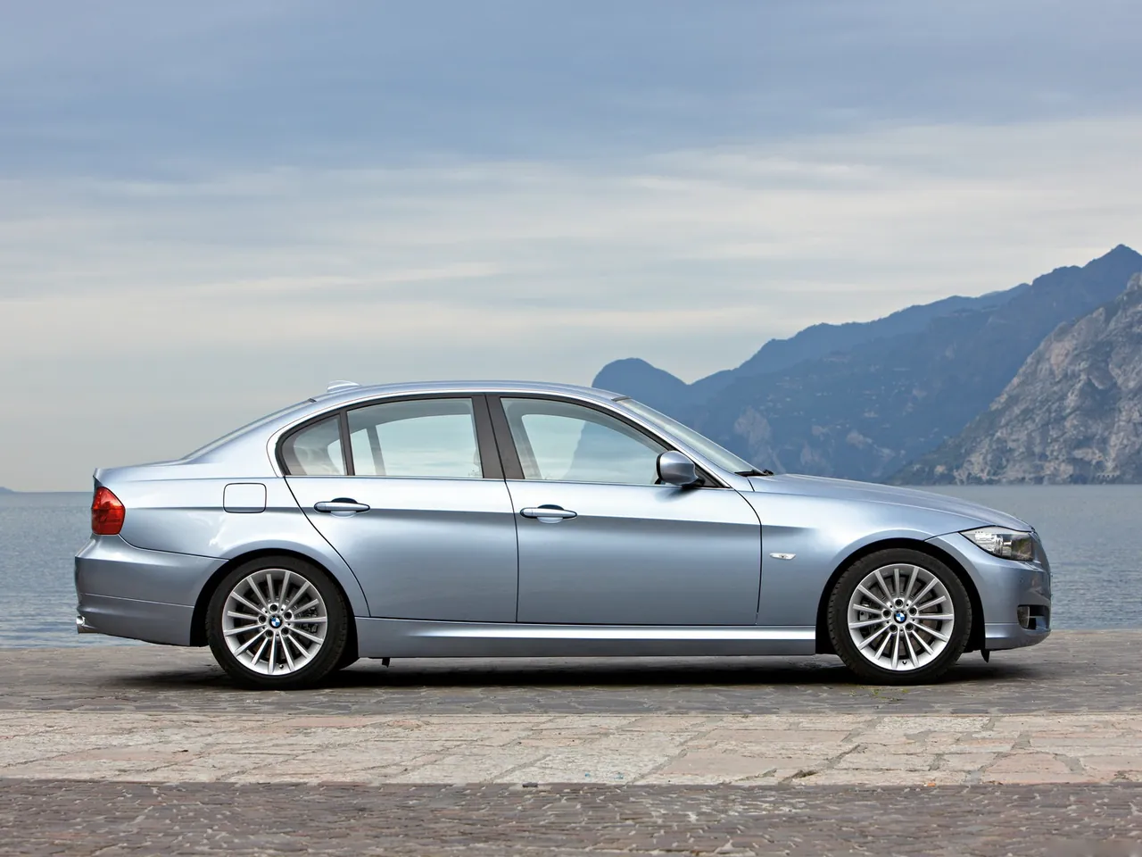 BMW 3-Series (2009) – boční profil