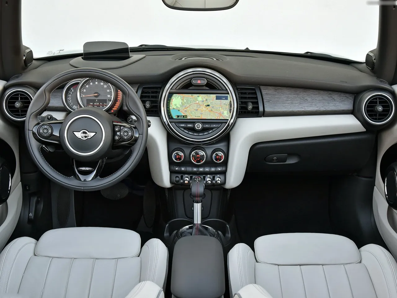 Mini Convertible (2016) – interiér