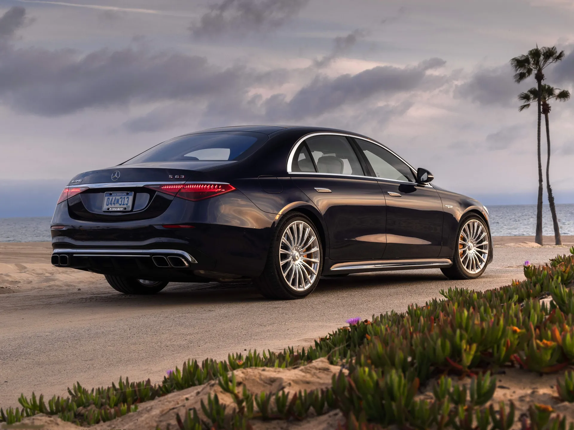 Mercedes-Benz S63 AMG E Performance [US] (2024) – zadní tříčtvrteční pohled