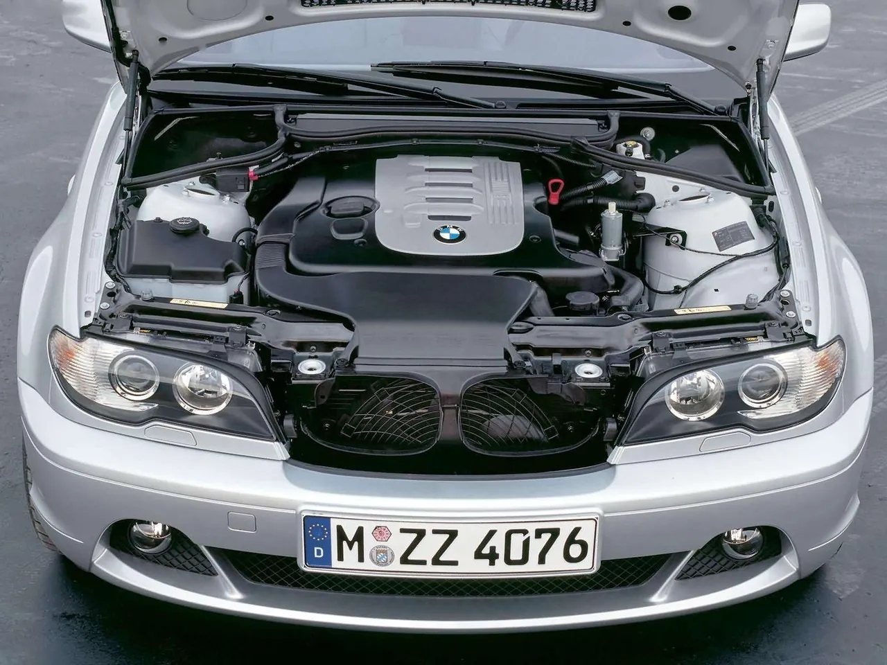 BMW 330Cd Coupe (2004) – motorový prostor