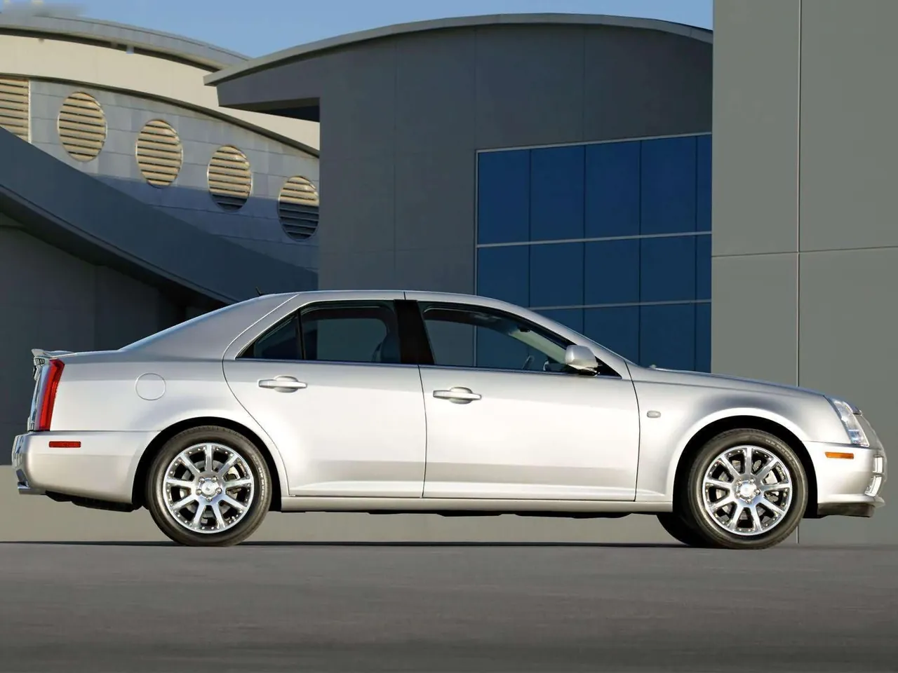 Cadillac STS (2005) – boční profil