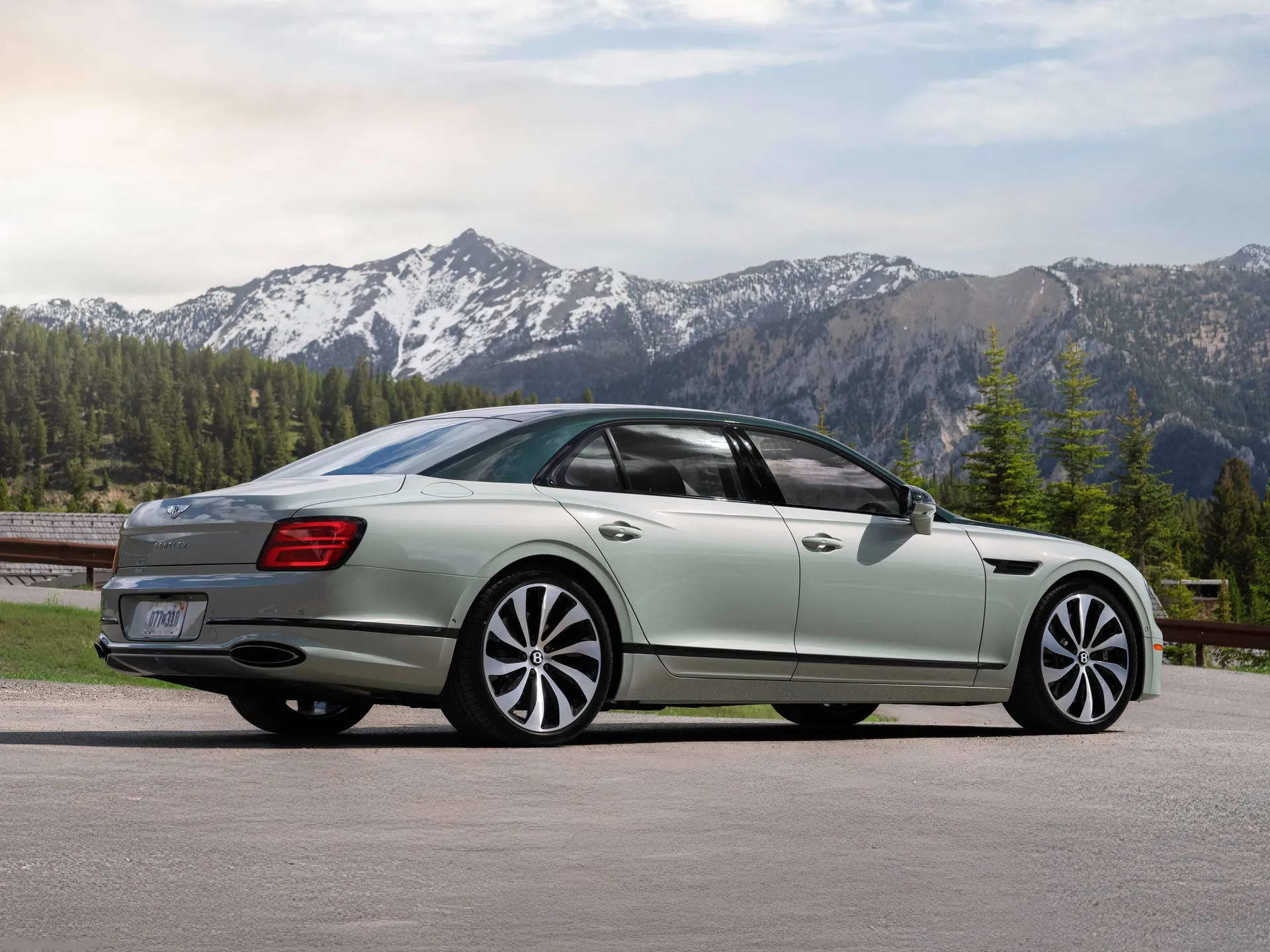 Bentley Flying Spur (2025) – zadní tříčtvrteční pohled