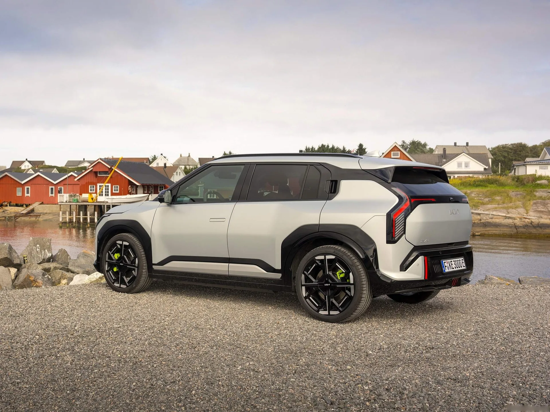 Kia EV3 GT (2027) – zadní tříčtvrteční pohled