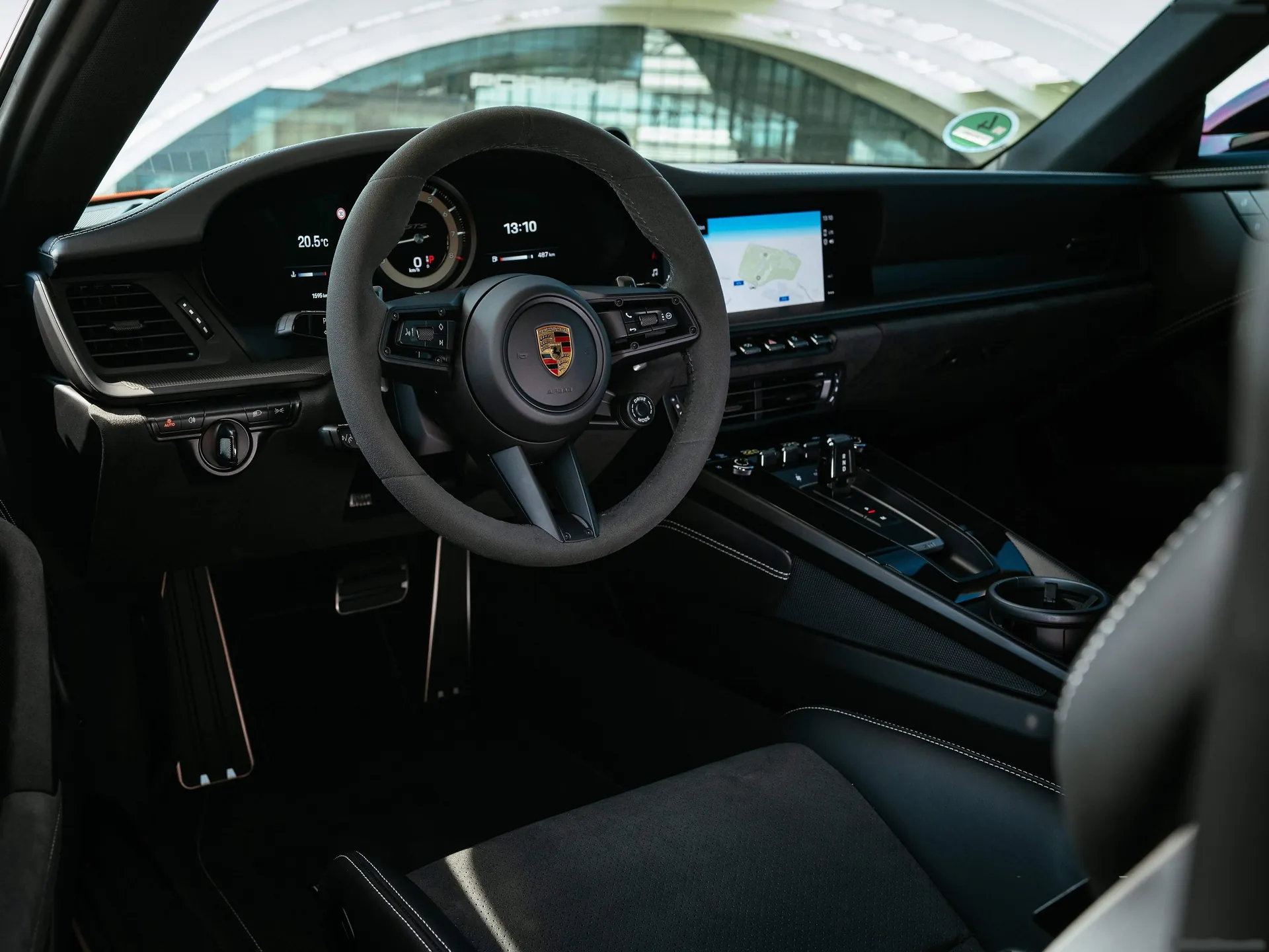 Porsche 911 Carrera 4 GTS (2022) – interiér