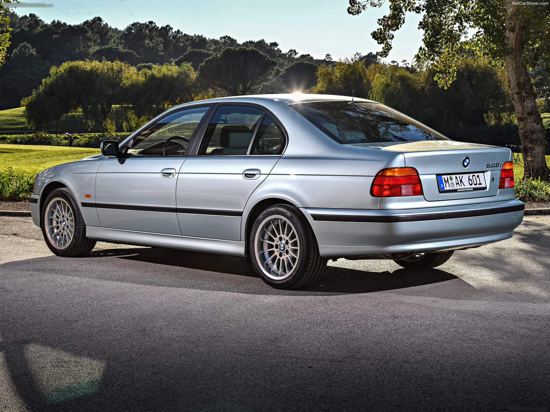 BMW 5-Series (1996) – zadní tříčtvrteční pohled