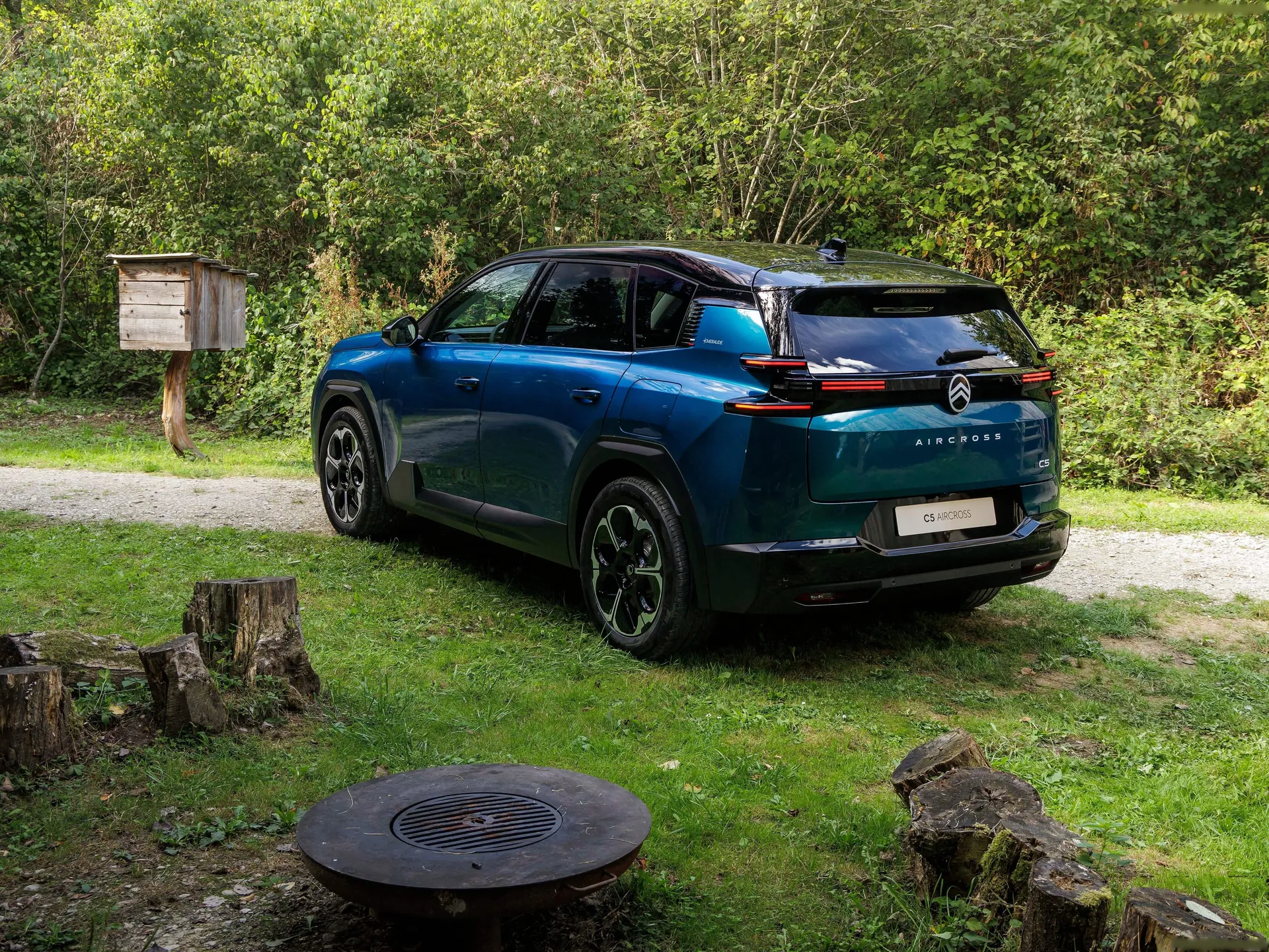 Citroen C5 Aircross Emeraude (2027) – zadní tříčtvrteční pohled
