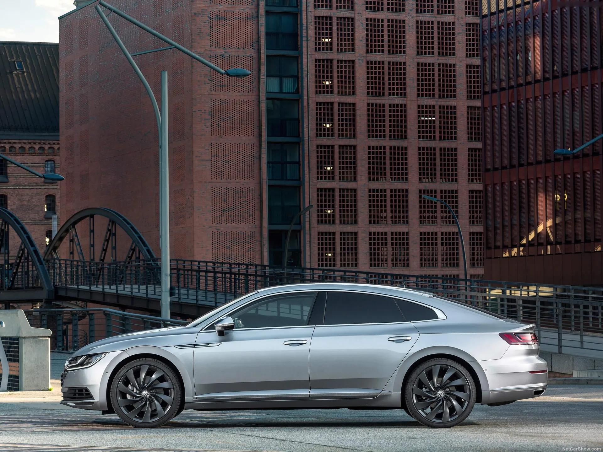 Volkswagen Arteon (2018) – boční profil