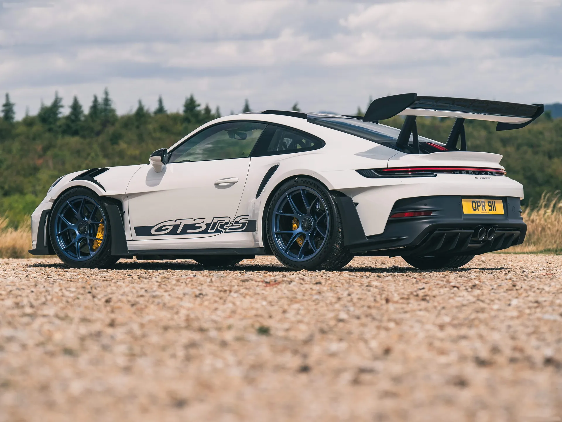 Porsche 911 GT3 RS [UK] (2023) – zadní tříčtvrteční pohled
