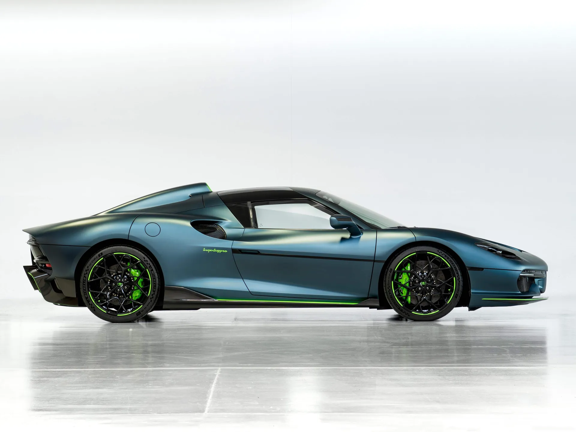 Touring Superleggera Arese RH95 Grigio Artico (2023) – boční profil