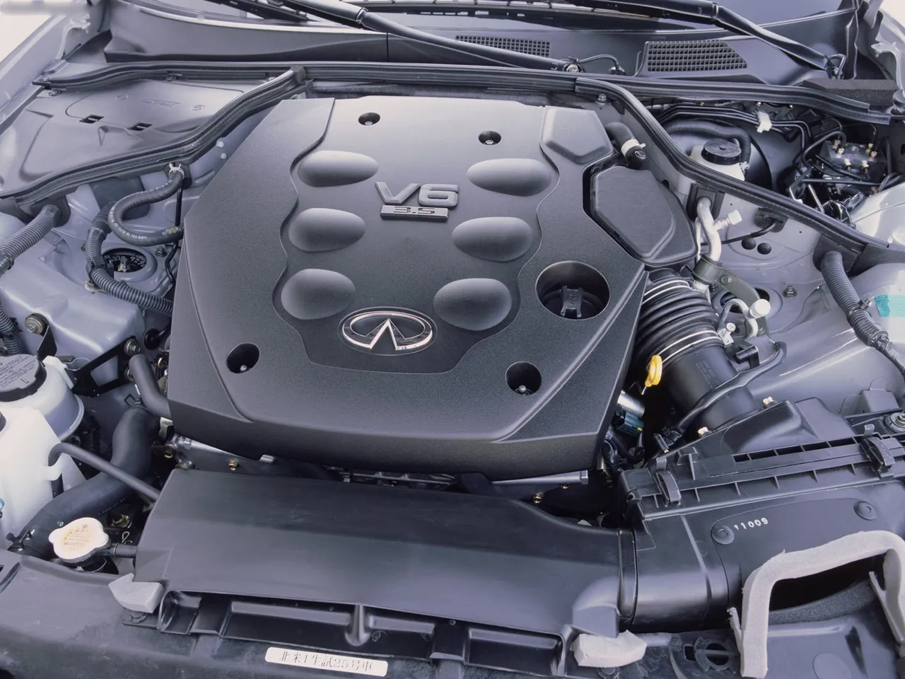 Infiniti G35 (2003) – motorový prostor