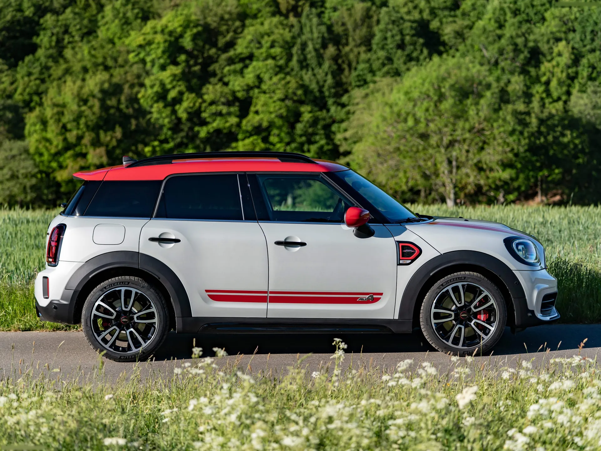 Mini John Cooper Works Countryman (2021) – boční profil