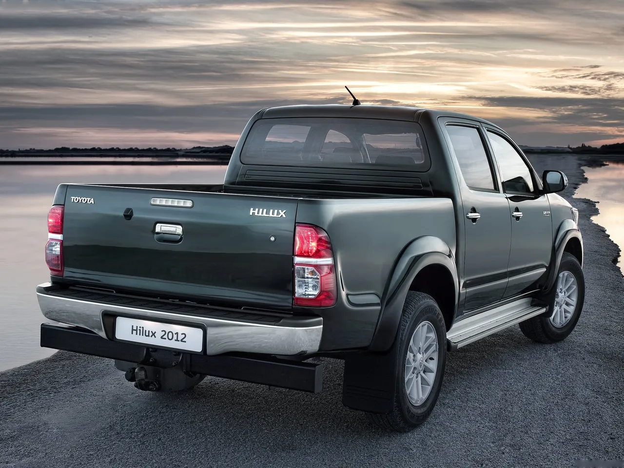 Toyota Hilux (2012) – zadní tříčtvrteční pohled
