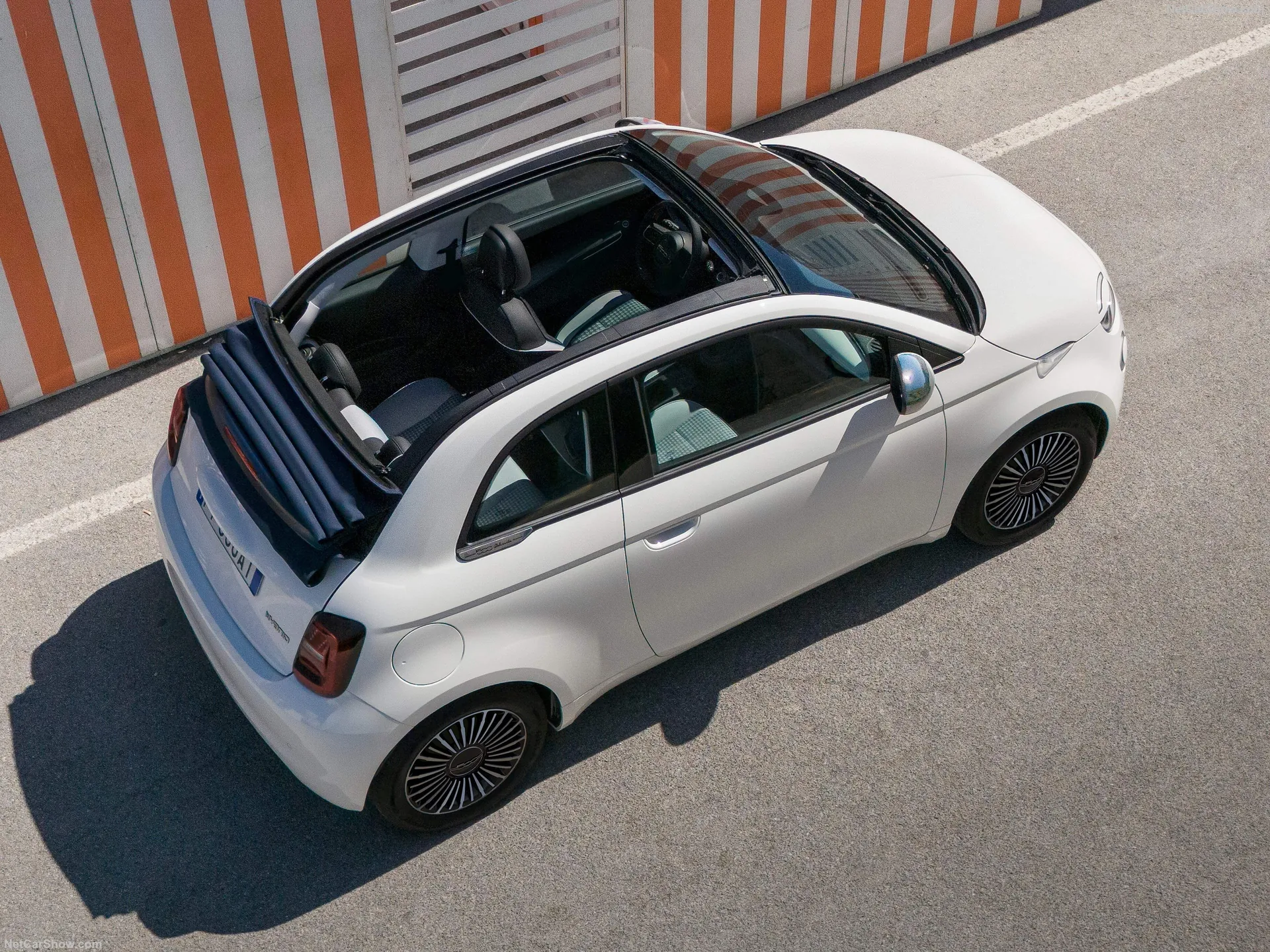 Fiat 500 Dolcevita (2026) – zadní tříčtvrteční pohled