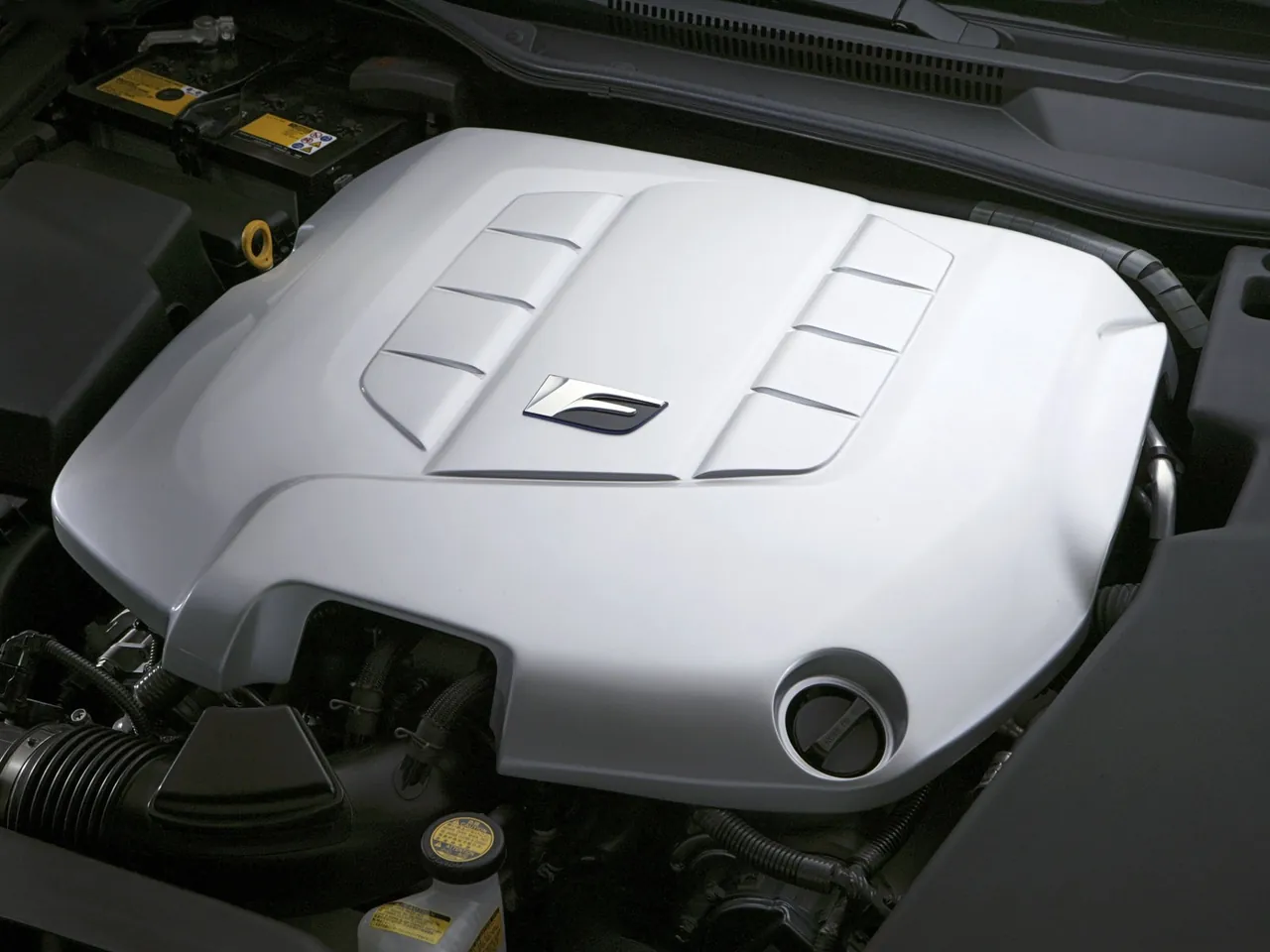Lexus IS-F (2008) – motorový prostor
