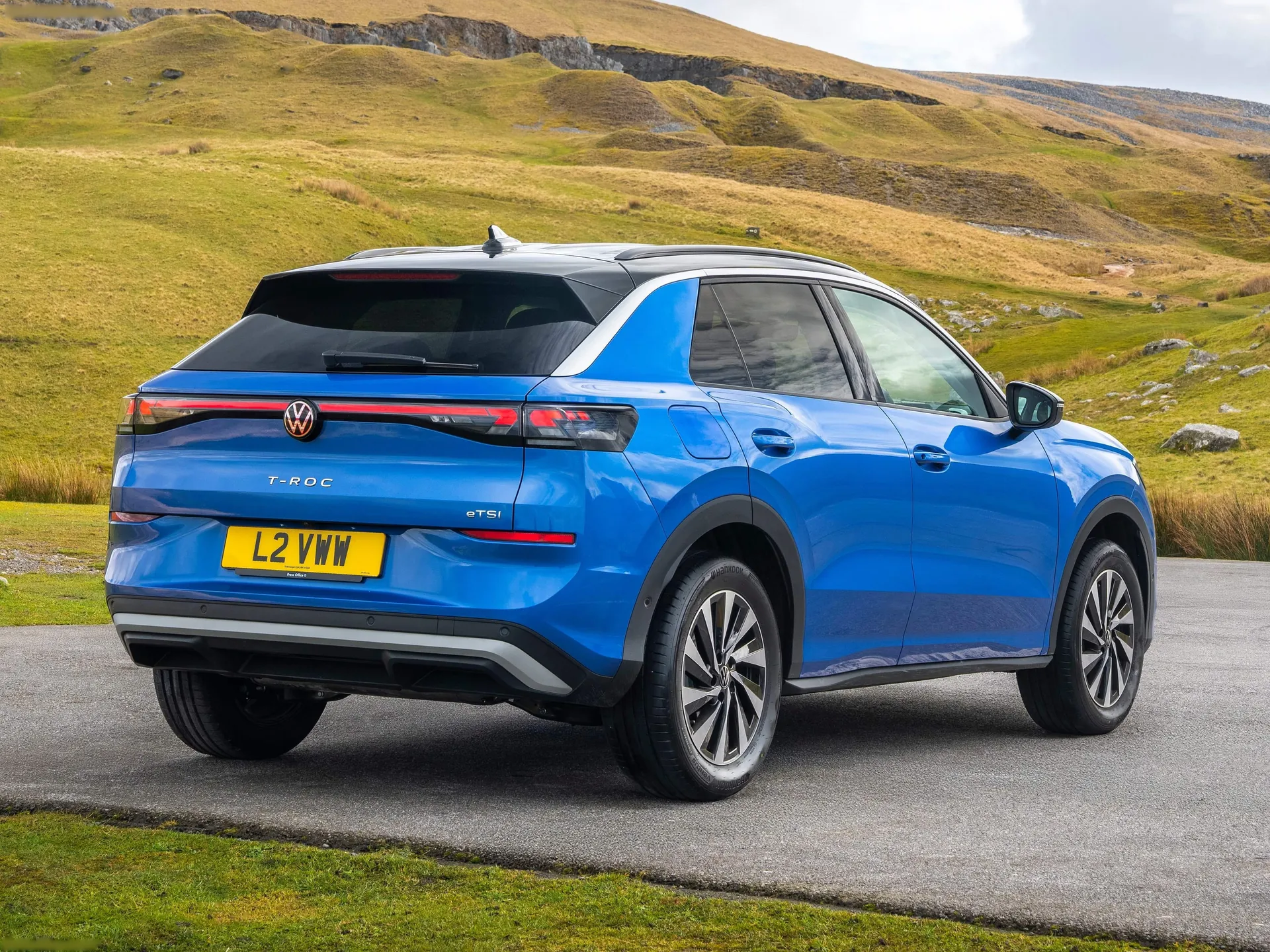 Volkswagen T-Roc [UK] (2026) – zadní tříčtvrteční pohled