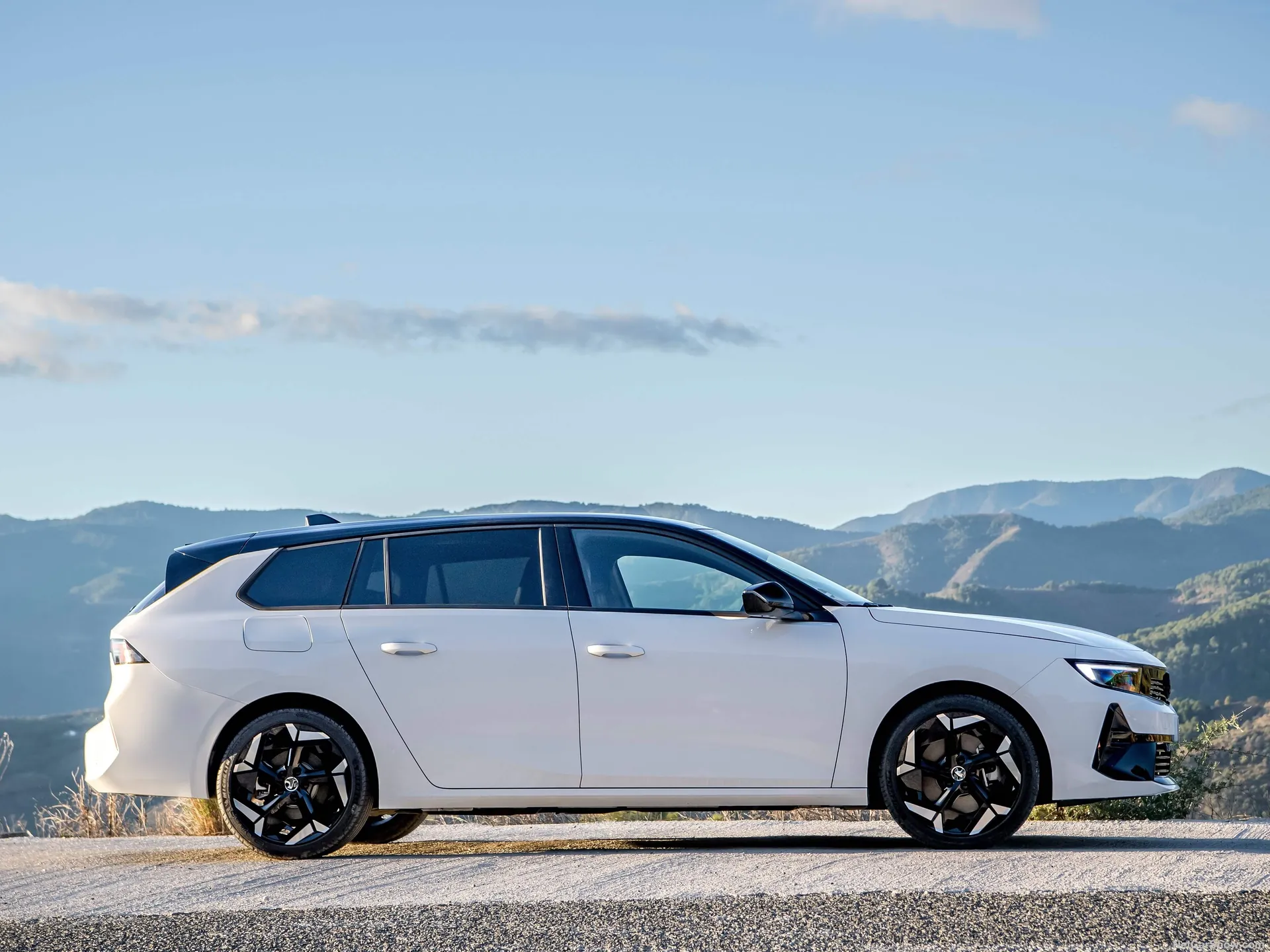 Vauxhall Astra Sports Tourer GSe (2023) – boční profil