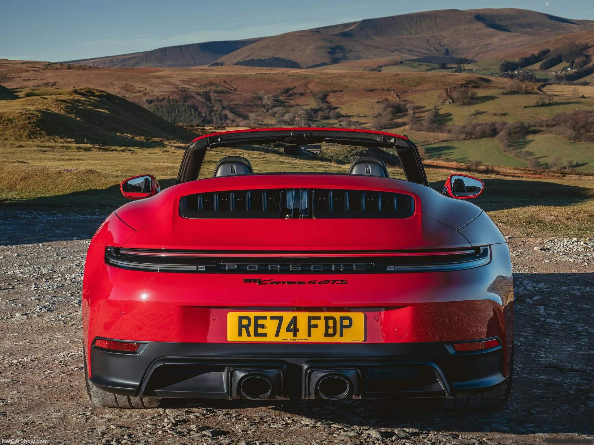 Porsche 911 Carrera 4 GTS Cabriolet [UK] (2025) – zezadu