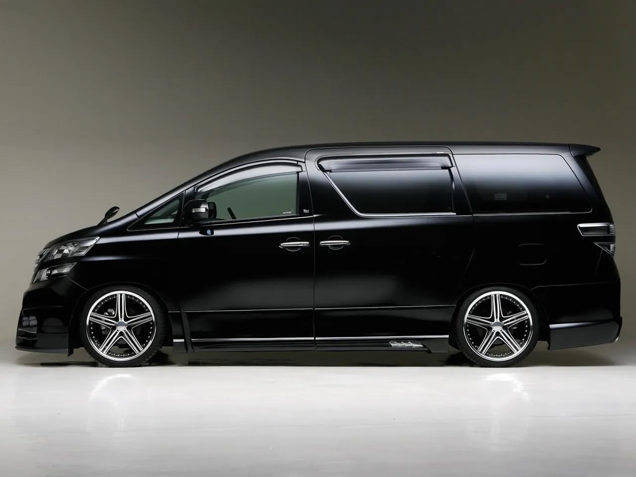 Wald Toyota Vellfire (2009) – boční profil